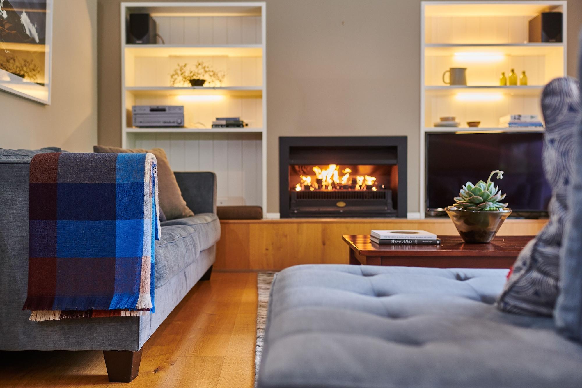 Parehua Resort Martinborough Exterior foto A fireplace in a living room