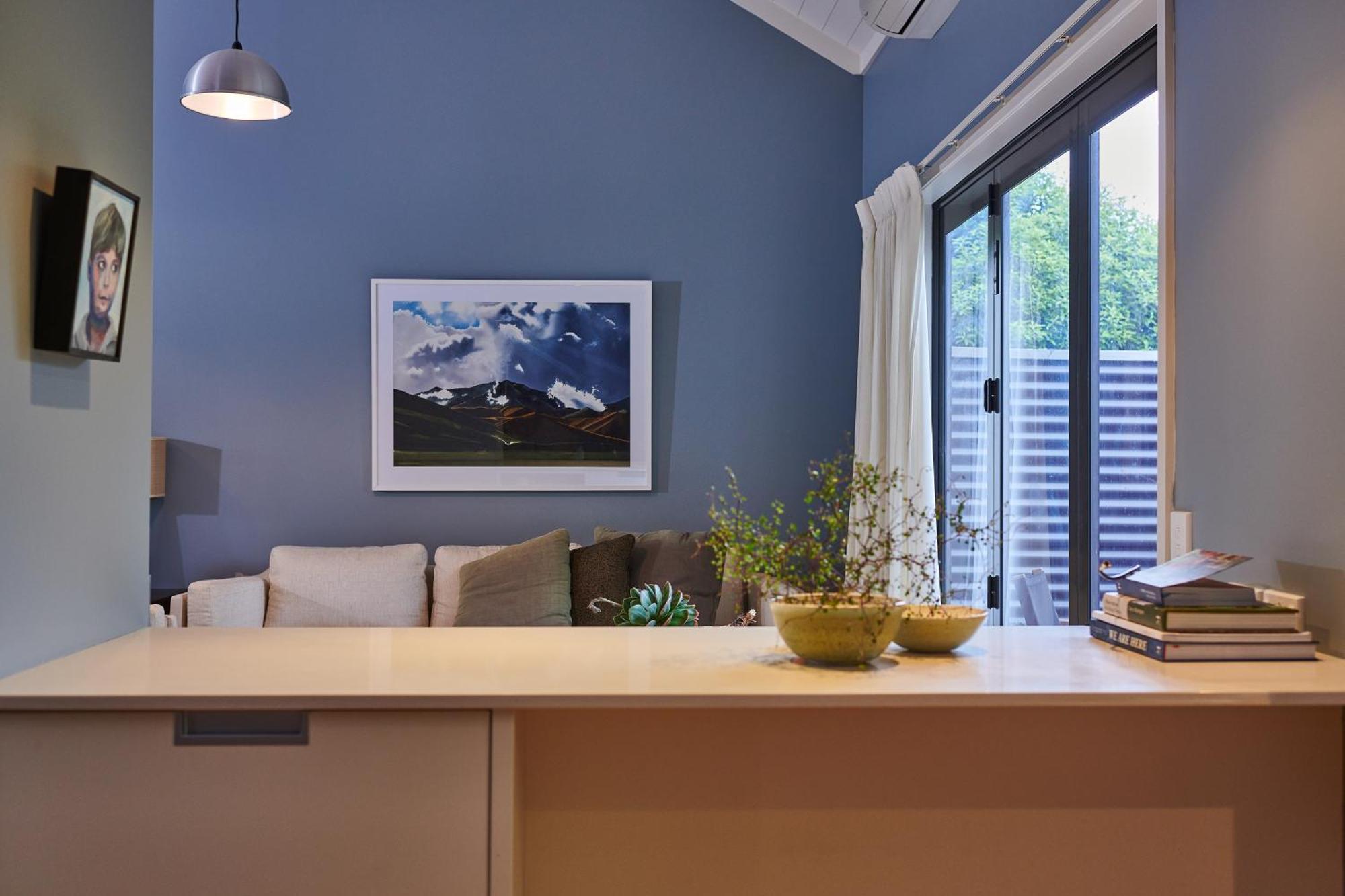 Parehua Resort Martinborough Quarto foto A living room with a blue wall